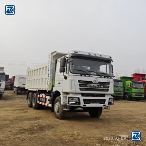 Вид спереди на самосвал Shacman F3000 Dump Truck 6X4 - прочная передняя часть и мощный моторный отсек.